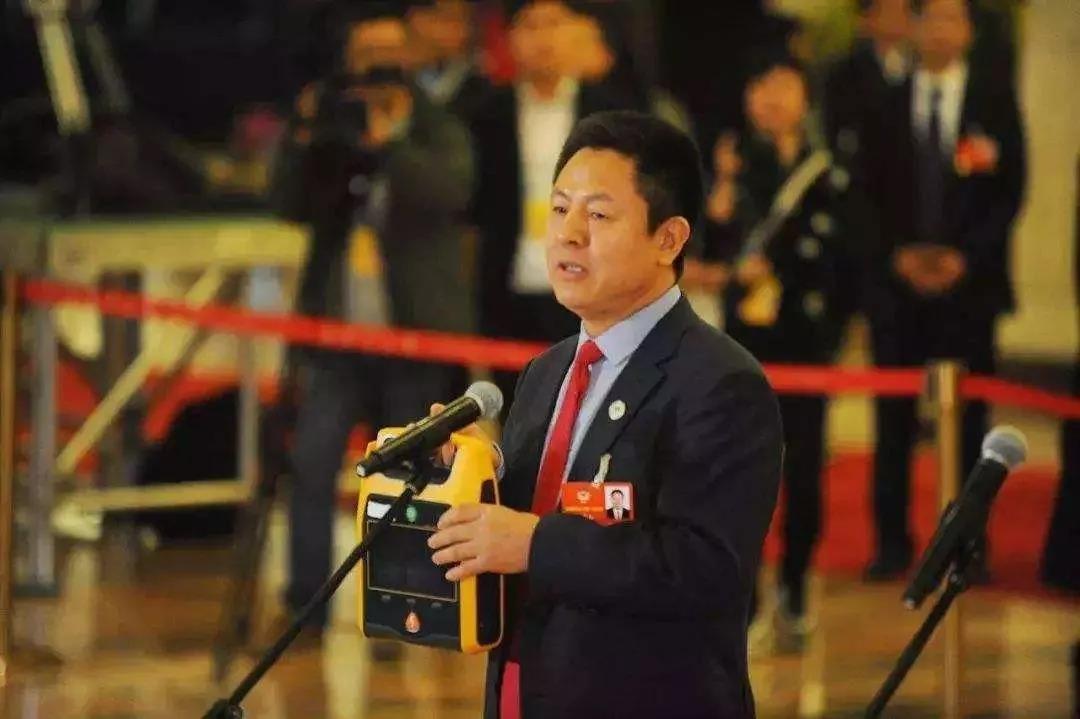 北京地铁因男子在站内猝死被告，政协委员几问相关领导：“为何不装AED，你们在想什么？”